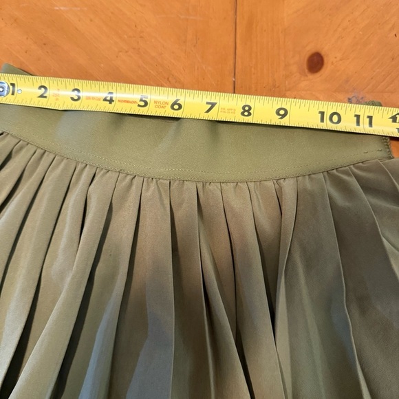 Aritzia TNA Pleated Tennis Skirt in Army Green Sz XS Performance Athletic - Picture 11 of 12
